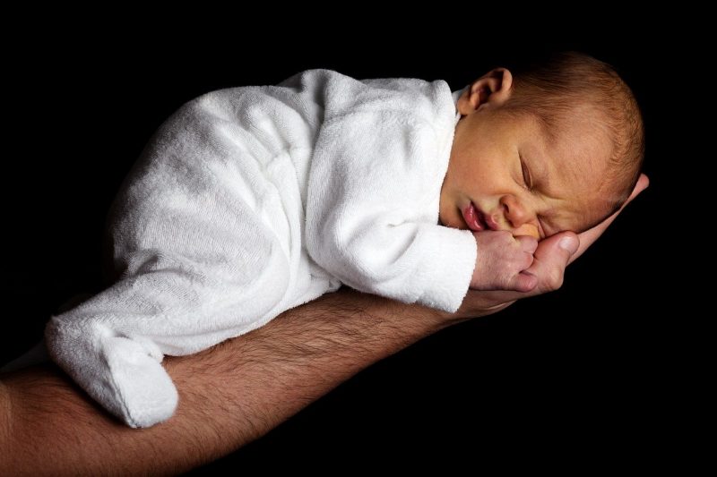 baby-slapend slapende baby op arm