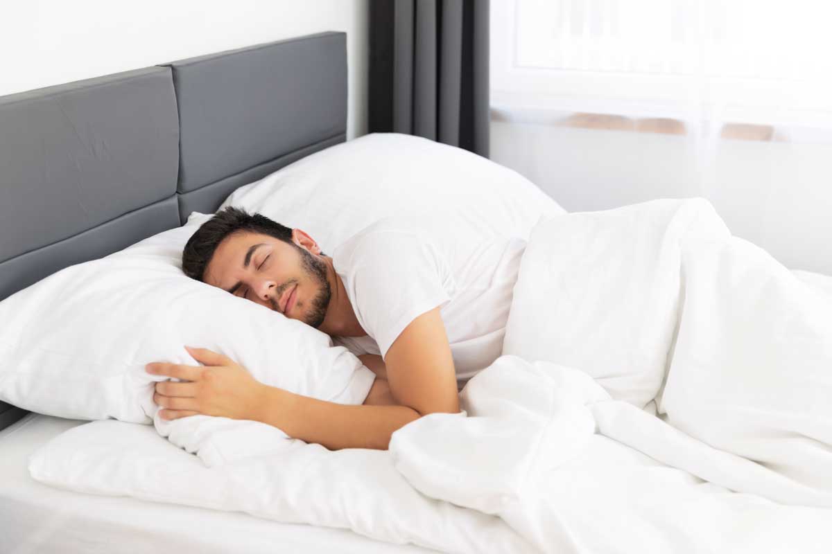 Man slapend bed GABA supplement Vitamine d voor het slapen innemen