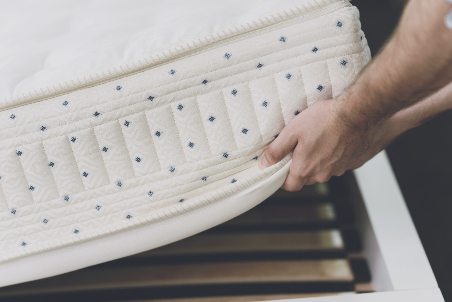 close up man lifted mattress look bed frame lattenbodem onder matras