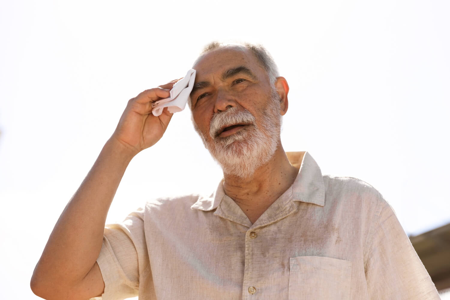 old man struggling with high temperature 1 1 zweten in je slaap