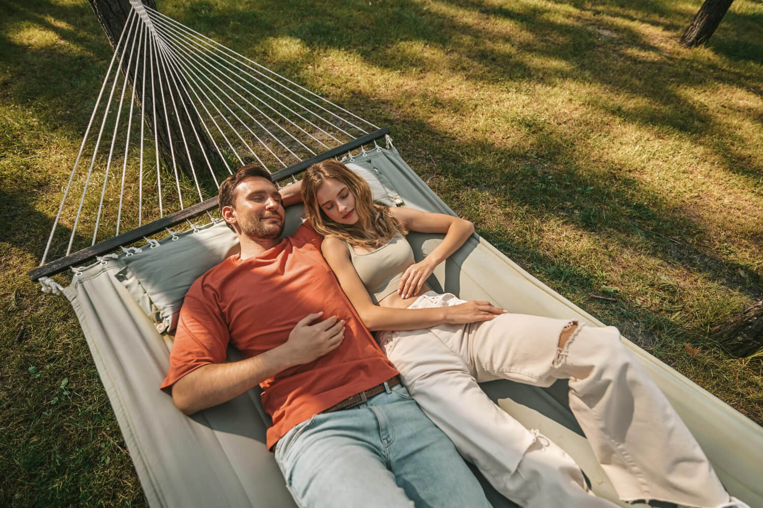 relaxation man woman lying hammock feeling alternatieve slaap manieren hangmat