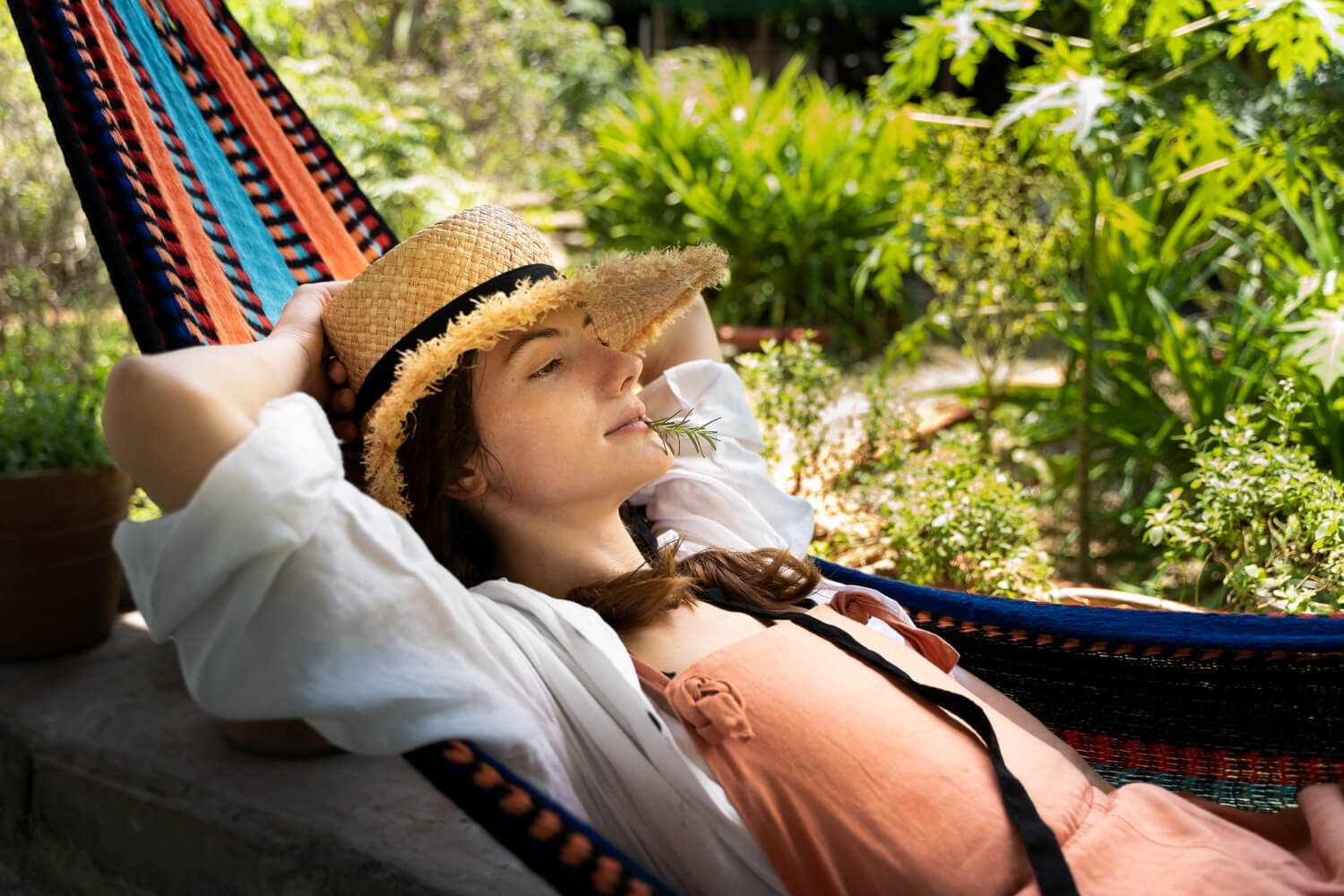 side view woman laying hammock alternatieve slaap manieren