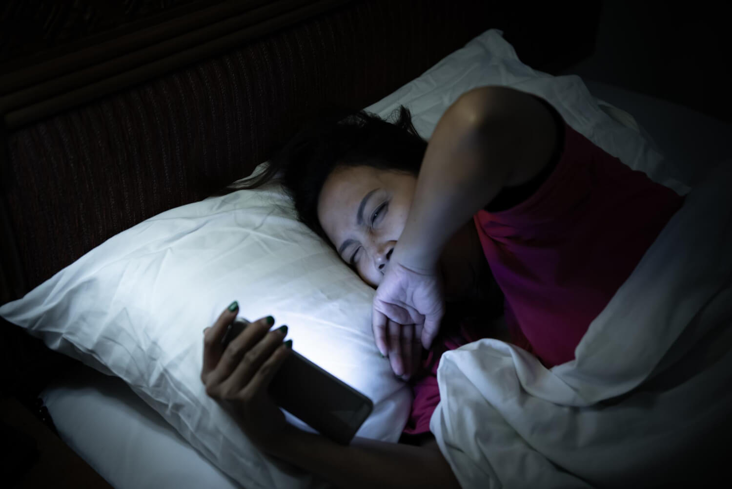 asian woman playing game smartphone bed nightthailand peopleaddict social media1 Telefoon scherm bed slecht slapen