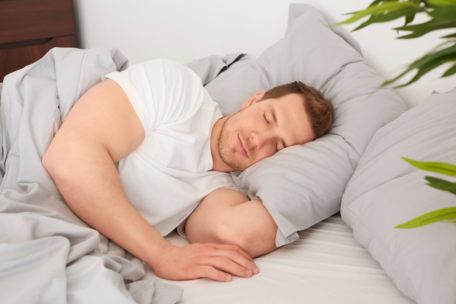 man sleeping comfortable bed man slapen melatonine