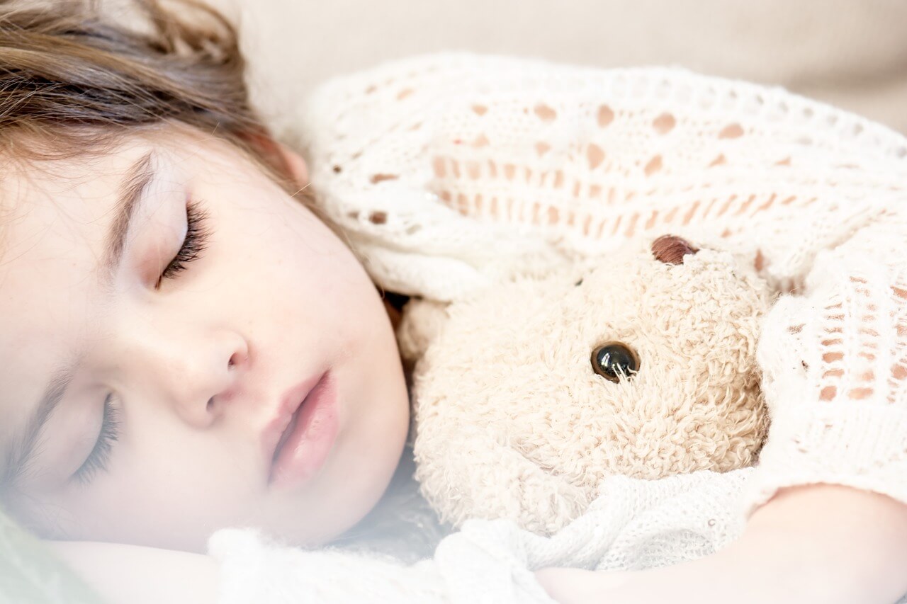 teddy dekbed kind slapend